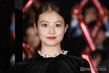 今田美桜、夜のディズニーで胸元開放ドレス姿披露「プリンセスみたい」「お城が霞む美しさ」絶賛の声 画像