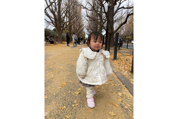 山本圭壱、父娘で散歩へ！1歳愛娘のウォーキングSHOTに「モデルさんみたい」「天使じゃん」の声 画像