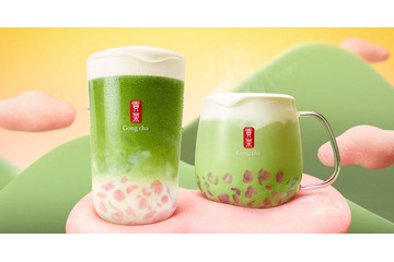 【ゴンチャ新作】「もちmochi抹茶」桜色おもちパールとミルクフォームの“紅白”仕立て 画像