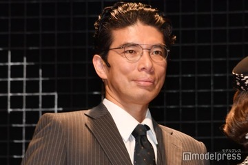 片桐仁、妻が“ヘアマフラー”した斬新ショット披露「ナイスな発明」「仲良しなの伝わる」の声 画像