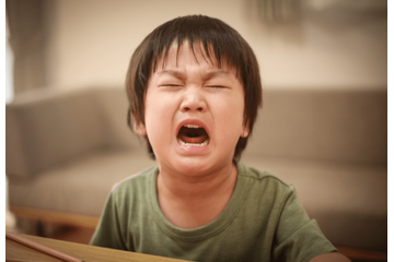 おもちゃを壊されて泣く７歳の孫　すると、祖父が照明を消して…⇒「不器用ながらも一生懸命」 画像