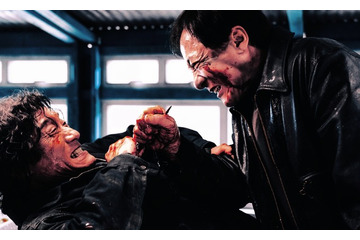 ジャッキー・チェンvsレオン・カーフェイ、ベテラン同士の壮絶ナイフバトル！『シャドウズ・エッジ』本編解禁 画像