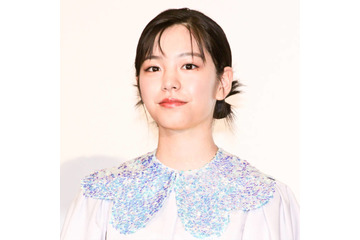 當真あみ、透明感あふれるカレンダーオフSHOTに絶賛の声「可愛いにも程がある」「とても綺麗」 画像