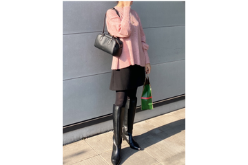 たまにはピンクも着こなしたい。 大人のためのショート丈ゆるニットスタイル【40代の毎日コーデ】 画像