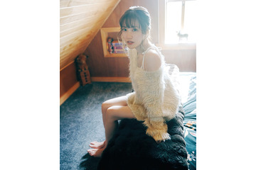 櫻坂46松田里奈、屋根裏部屋での“ふわふわニット”姿 1st写真集先行カット解禁【まつりの時間】 画像
