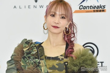 LiSA、美脚透けるタイツ×ミニスカ姿に視線集中「スタイル最高」「かっこかわいい」 画像