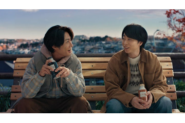 櫻井翔＆相葉雅紀、新CMで天海祐希オーナー店舗アルバイト 来客に「温めますか？」声かけ実践 画像