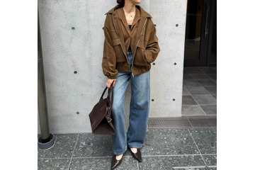 ブラウンのレザー調アウターでつくる旬顔。大人のデニムカジュアルを格上げするには 【40代の毎日コーデ】 画像