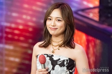 川口春奈、美デコルテ際立つ花柄ベアトップドレス姿「レコ大」3年連続司会務める【第67回輝く！日本レコード大賞】 画像