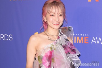 LiSA、ミニワンピ×赤タイツで美脚スラリ「可愛くてかっこいい」「理想のスタイル」と反響 画像