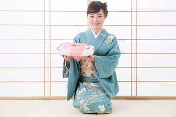 お育ちがバレます！親戚の集まりで恥をかく「年始の挨拶や手土産」のNGマナー、ご存じですか？ 画像