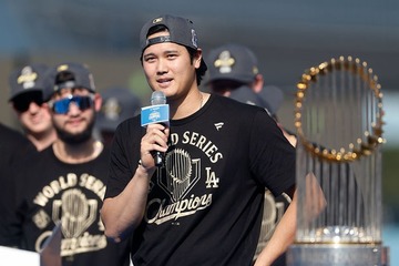 大谷翔平選手、愛犬・デコピンの年賀状公開 1年前との変化が話題「増えてる」「癒やされた」 画像