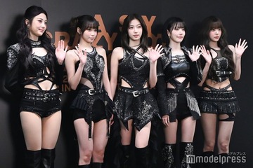 LE SSERAFIM、NYタイムズスクエアで年越し 美脚輝く5ショットに「夜景に負けない美貌」「圧巻のスタイル」とファン歓喜 画像