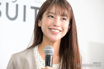 岡副麻希、15cmカットのイメチェン姿公開「違和感なくてすごい」「優しい雰囲気」と反響 画像