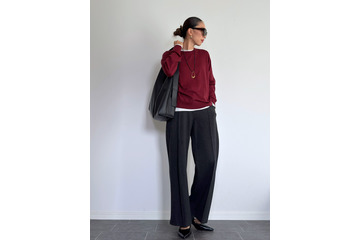 全身【ユニクロ】。おしゃれ色ニット×ワイドパンツをバランスよく彩るレイヤードテクとは【40代の毎日コーデ】 画像