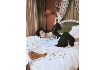 町田啓太、遊び心あふれる寝転びSHOTにドキッ！活動15周年のアニバーサリーフォトブック発売決定 画像