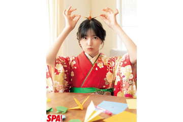 乃木坂46五百城茉央、赤の振袖姿でお茶目にパシャリ！華やかな迎春グラビアを披露 画像