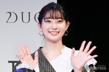足立梨花、ミニ丈×ロングブーツからスラリ美脚「綺麗」「スタイル良い」の声 画像
