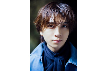 庄司浩平、抜群スタイル際立つモード衣装・等身大な素顔…“憧れの聖地”で撮り下ろし カレンダー決定 画像