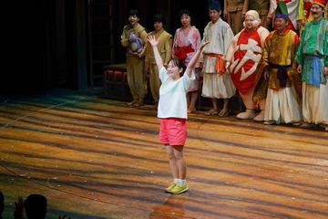 舞台「千と千尋の神隠し」ソウル公演開幕 “千尋役”上白石萌音＆川栄李奈が感謝・カーテンコール写真も公開 画像