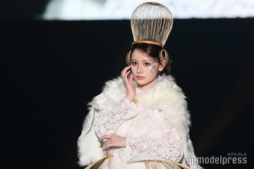 CANDY TUNE立花琴未、竹細工スカート＆ヘッドドレス姿で個性派ランウェイ「二度見した」「着こなせてるのすごい」【TGCしずおか2026】 画像