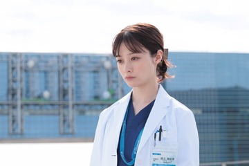 【ヤンドク！第1話】“元ヤン新米ドクター”湖音波（橋本環奈）、命の恩人・中田（向井理）と再会 画像