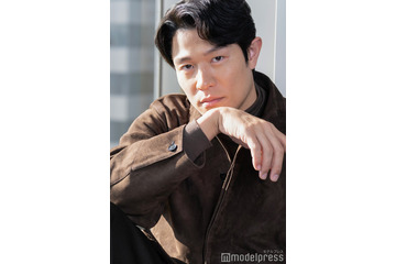 鈴木亮平、“前代未聞の一人二役”徹底した役作り 戸田恵梨香と現場で大切にしたこと「戸田さんじゃないとあの役はできなかった」【日曜劇場「リブート」インタビュー】 画像