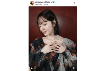 鈴木愛理、色白の美デコルテ際立つ衣装SHOTをファン絶賛「めっちゃ可愛い」「エレガント」 画像