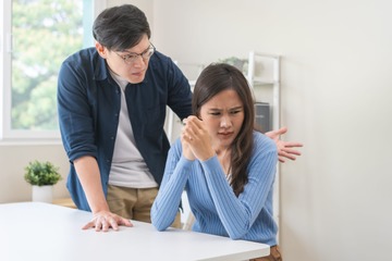 「お前、頭おかしいんじゃねえの？」細かいことで謝罪を強要し、人前で妻を笑いものにする夫。「これは普通なの？」居場所を奪わた妻が感じていた、言葉にできない恐怖とは 画像