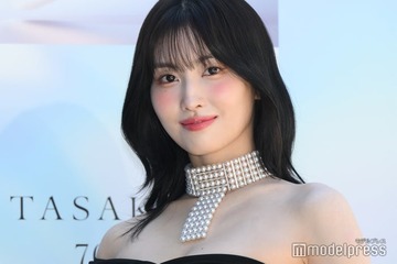 TWICEモモ、タイトミニワンピ×ニーハイソックスでファン悩殺「圧倒的オーラ」「理想のスタイル」 画像