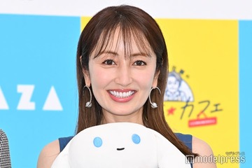 矢田亜希子、圧巻美脚輝く膝上ミニワンピ姿「とにかく脚が長い」「憧れの女性」と反響 画像