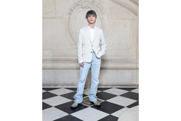 横浜流星、シルバーヘアで雰囲気一変 吉沢亮・北村匠海ら「ディオール」ウィンターコレクション登場 画像