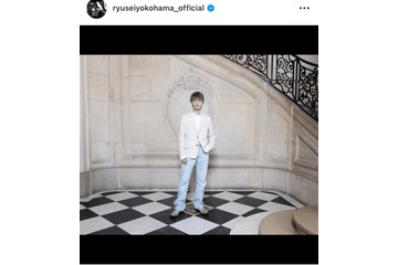 横浜流星、雰囲気ガラリのシルバーヘアSHOTに反響「超絶素敵」「髪色似合ってます」 画像