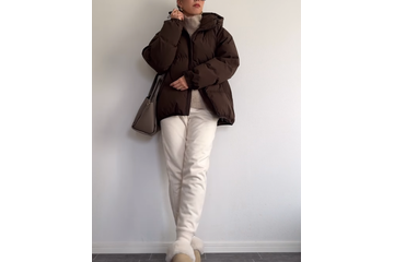 脱・着太りにやっぱり頼れる【ユニクロ】。真冬の屋外イベントも怖くない、防寒と美シルエットを両立したダウンコーデ【40代の毎日コーデ】 画像