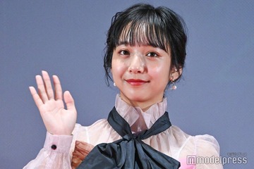 山之内すず「なれないスカート」貴重なミニスカ×タイツコーデ披露「レア」「着こなしが格好良い」の声 画像