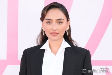 長谷川潤、美背中開放の水着ショット・子どもとのキスショット公開「ため息が出るほど綺麗」「大人の色気がすごい」と反響 画像