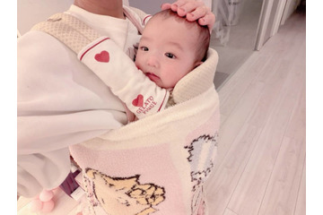 辻希美、予防接種に“泣かずニコニコ”だった次女をよしよし「偉かったよぉ～」 画像