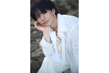 注目の若手俳優・志賀李玖、スタイリッシュな白シャツSHOT披露！初の写真集は魅力あふれる1冊に 画像