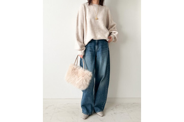 デニム×ベージュニット。シンプルな組み合わせを洗練見せする着こなしテクとは【40代の毎日コーデ】 画像