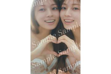 乃木坂46梅澤美波、ハートポーズの“双⼦梅ちゃん”カット 2nd写真集封入ポストカード第4弾公開【透明な覚悟】 画像