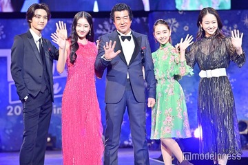 藤岡舞衣、父・藤岡弘、＆兄姉との18歳バースデー家族ショット公開「美形家族」「パパとの距離感素敵」 画像