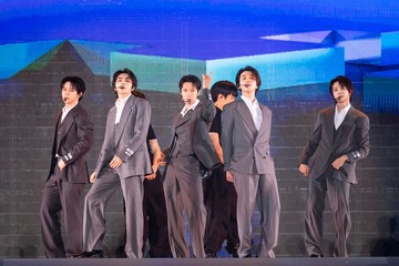WayV、全員スーツ×メガネで色気放出 テンは愛嬌溢れる自己紹介「天才猫ちゃん」【SMTOWN LIVE 2025-26 in FUKUOKA】 画像