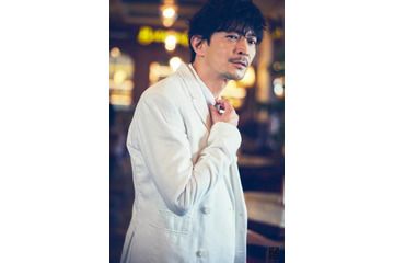 声優デビュー30周年の津田健次郎、大人の色気にドキドキ！記念フォトブックで“成熟”を体現 画像