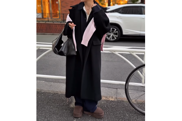 ユニクロニットを肩掛けで刺し色に。大人が楽しめるピンクの投入テク【40代の毎日コーデ】 画像