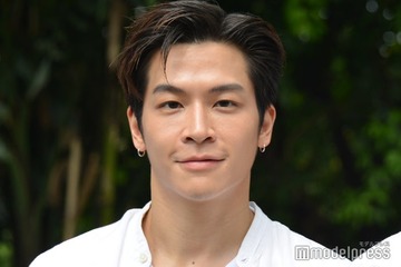 Snow Man向井康二＆マーチ、東京の街中降臨 仲良し2ショット・「カリスマックス」歌唱動画が話題「オーラが半端ない」「エモすぎて泣く」 画像