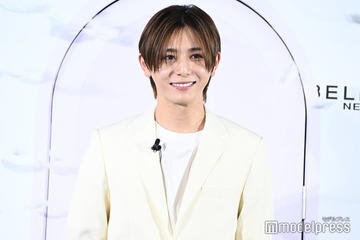 Hey! Say! JUMP山田涼介、羽舞う扉から登場 “得意分野”で撮影1発OK「アイドルとして結構羽吹かせてもらっていたので」 画像