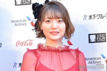 花澤香菜、ミニ丈＆黒タイツで美脚際立つ「スタイル良すぎ」「服装めちゃくちゃ可愛い」と反響 画像