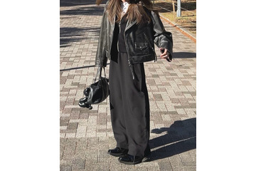 レザージャケットで魅せる冬の黒コーデ。ゆるっとしたカーブシルエットパンツ合わせがポイント【40代の毎日コーデ】 画像