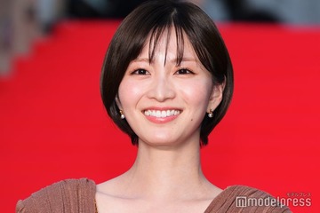 岡崎紗絵、純白ウエディングドレス姿披露 ドラマオフショットに「美しすぎる花嫁」「目に焼き付けました」と反響 画像