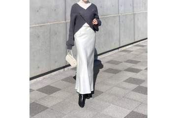 ユニクロの白タートルが名脇役。サテンスカートを冬から楽しむ大人のクリーンな着こなしテク【40代の毎日コーデ】 画像